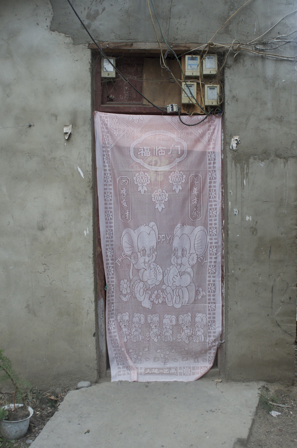 Lhasa: door covered by sheet