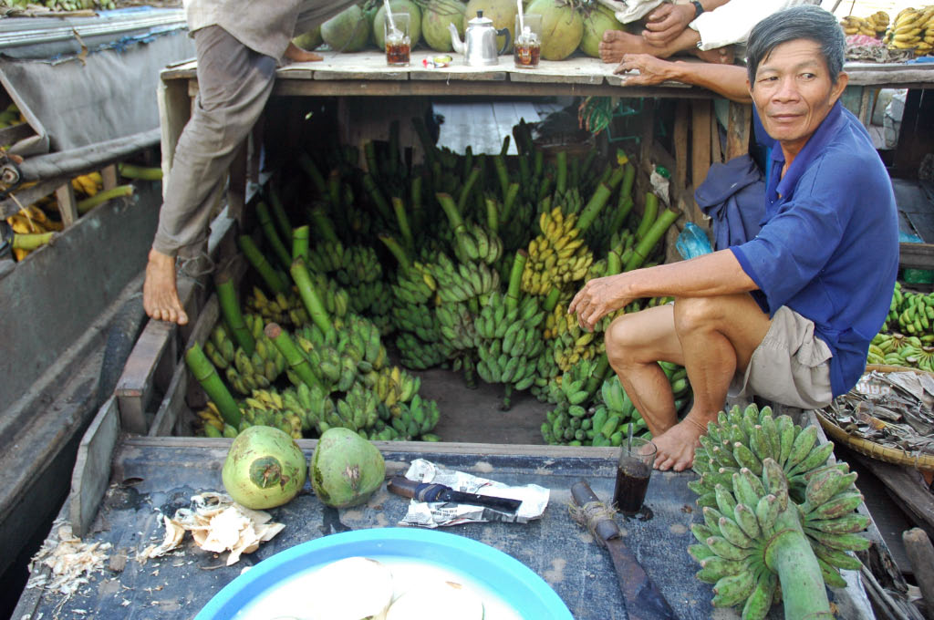 Ho Chi Minh City: banana delivery boat