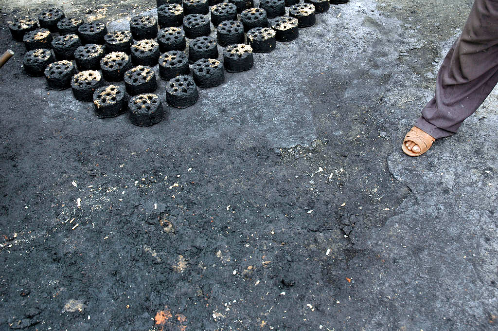 Hukeng: slag compressed to make briquettes