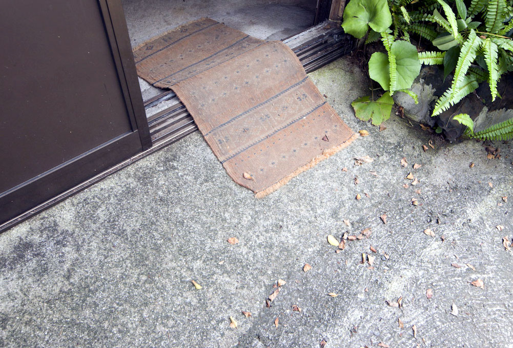Yakushima: mat as a bridge between two spaces