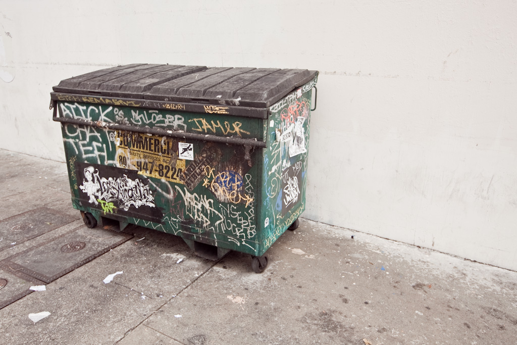 Los Angeles: graffitied waste bin