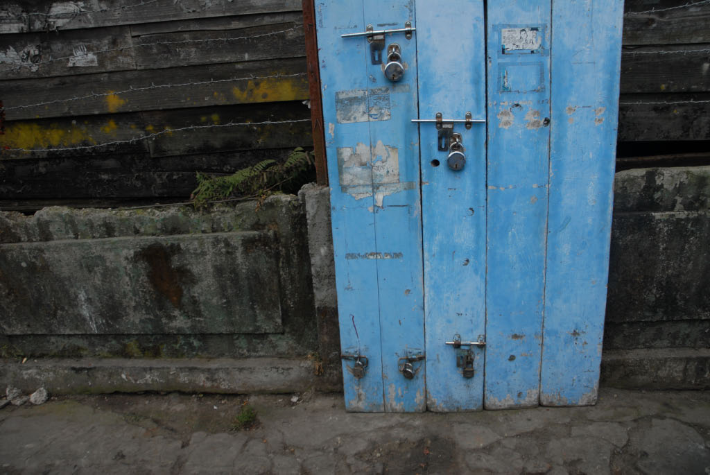 Darjeeling: plank door, 5 bolts
