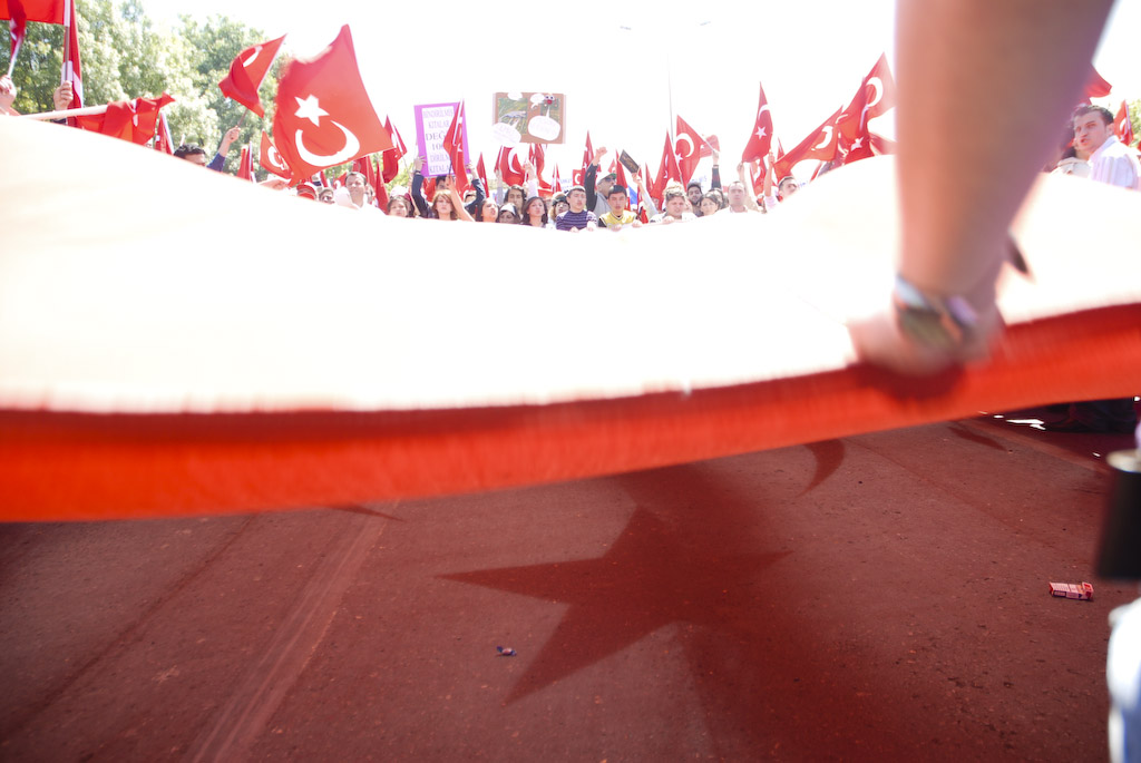 Istanbul: protesters wave the flag