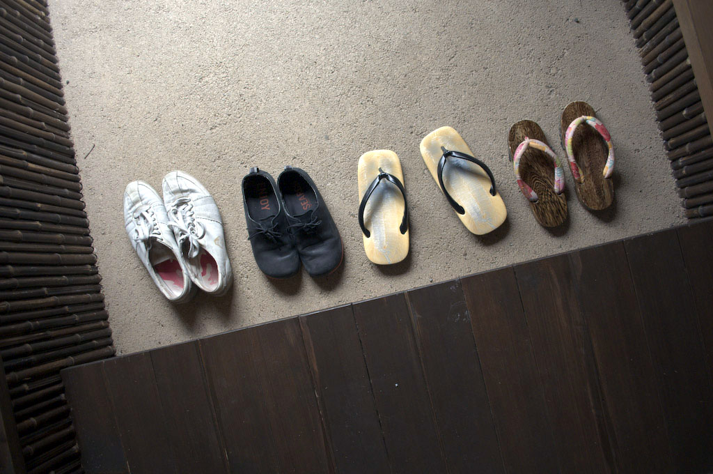 Izu Koogen: regular shoes, traditional zouri