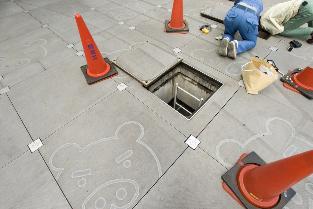 Tokyo: manholes