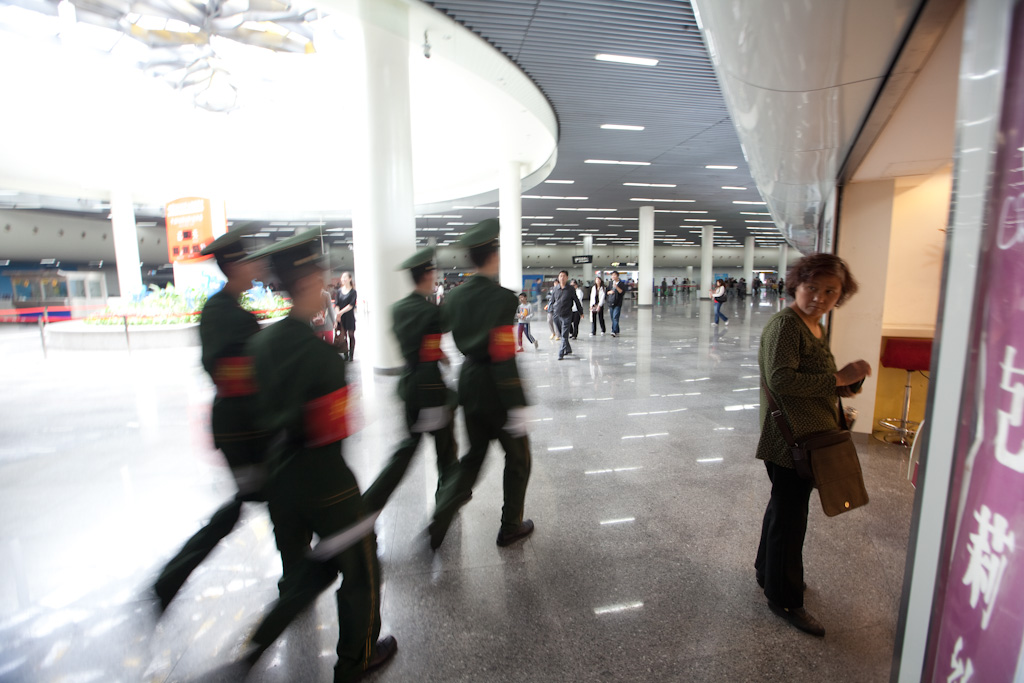 Shanghai: station guards