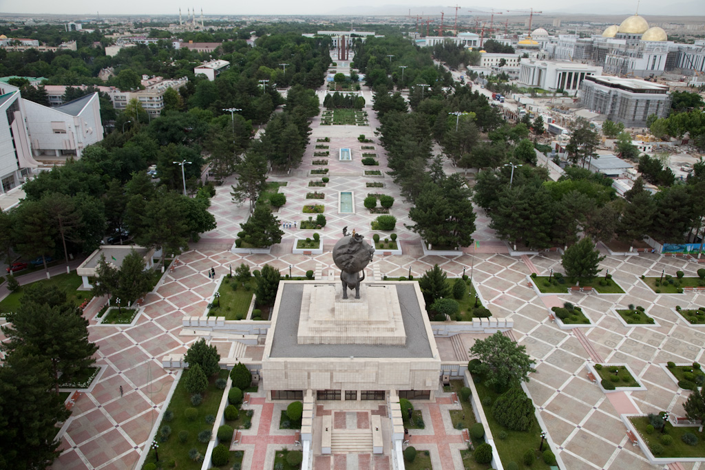 Ashgabat: monuments to self