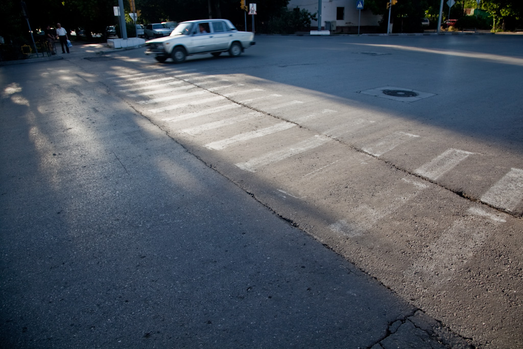 Ashgabat: pedestrian crossings, visible or not