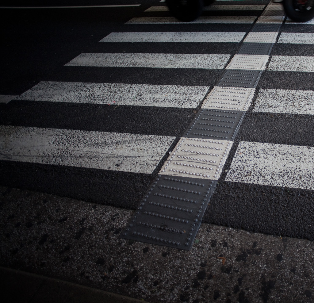 Tokyo: pedestrian crossing with secondary cues