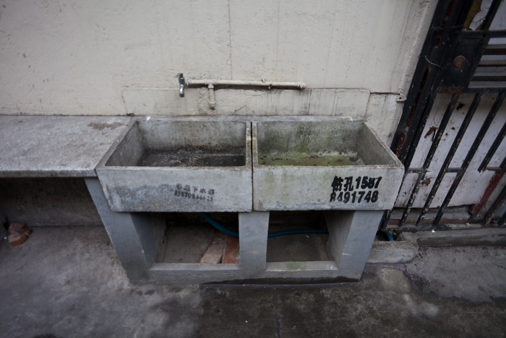 Shanghai: lane house sink