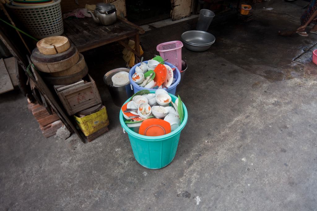 Phnom Penh: bowls to clean
