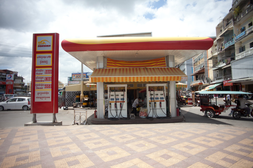 Phnom Penh: full service petrol station